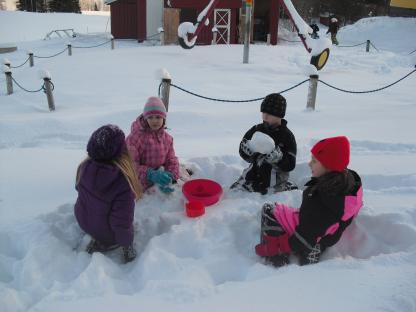 Caroline, Lucas, Ellen och Linnea funderar över sin skulptur.