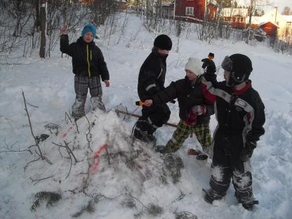 Leo, Nils, Sara och Marcus färgar sin vulkan genom att skvätta ner den ordentligt med svart färg.