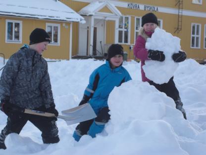 Wiggo, Anton och Tilda är i full färd med att gräva fram stora snöblock som ska bli grunden till deras konstverk.